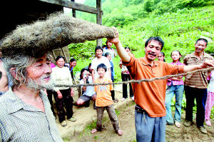 重庆老翁胡须长达1.5米 能吊起10多斤重物(图)