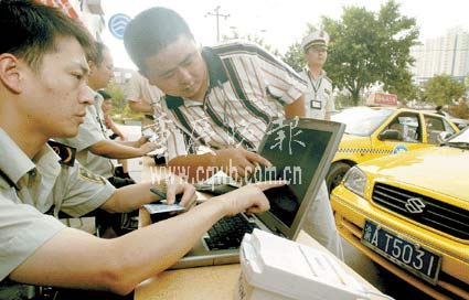 重庆交管部门今起上路办的士电子身份证(图)