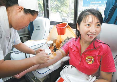 重庆市血库存量告急 上百市民冒酷暑献血(图)