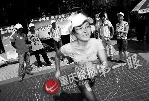男女“渝大胆”到底是谁 将乘大黄蜂飞天(图)