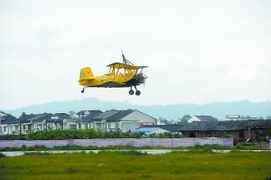 离地仅20米 美国帅哥惊艳试飞