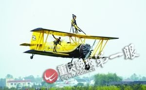 看，美女空中跳芭蕾 莱卡飞机再现空战追逐戏