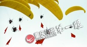 看，美女空中跳芭蕾 莱卡飞机再现空战追逐戏