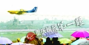看，美女空中跳芭蕾 莱卡飞机再现空战追逐戏