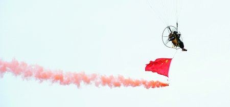 “大黄蜂”时速350公里 美女演绎“空中芭蕾”