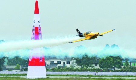 “大黄蜂”时速350公里 美女演绎“空中芭蕾”