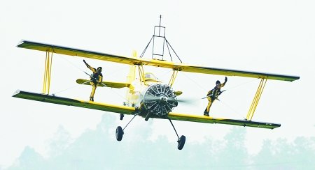 “大黄蜂”时速350公里 美女演绎“空中芭蕾”