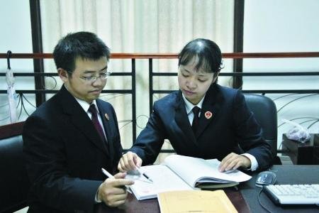 “妈妈检察官”让失学女孩重返课堂