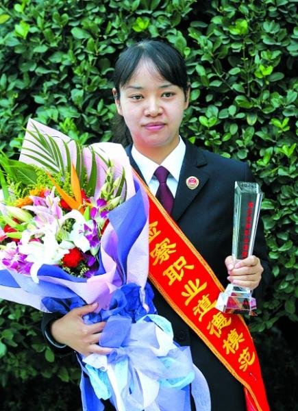 “妈妈检察官”让失学女孩重返课堂