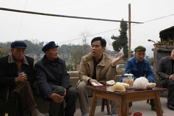 县委书记李志雄深入虎城镇沙石村走访群众