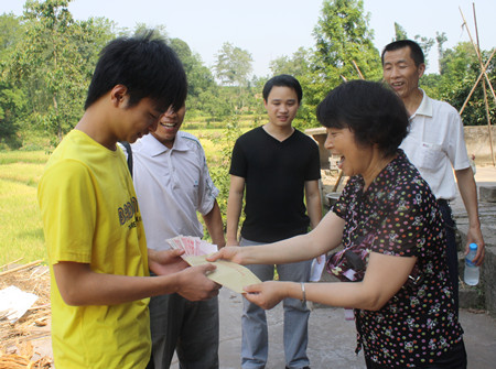 碧山镇：奖励农村独生子女上大学