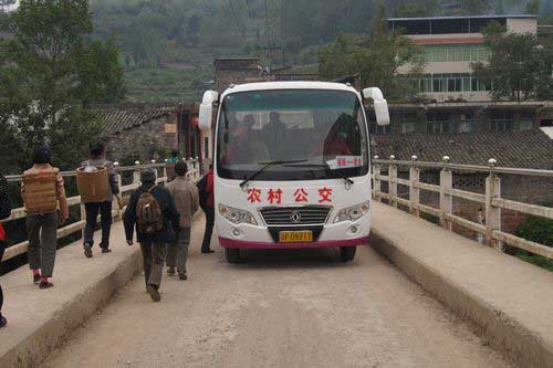 福禄镇：首条山村客运线路通车