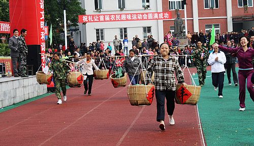 礼让镇：举办首届农民趣味运动会
