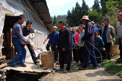 梁山街道：为贫困户赠送种羊