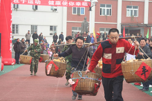 礼让镇：趣味运动会农民笑哈哈