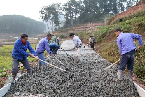 龙门镇：农民冬闲修路忙