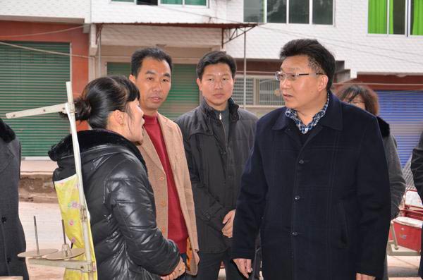 蒋宜茂到龙门镇调研并慰问贫困户