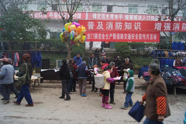 龙门镇开展安全生产暨道路交通安全宣传月活动