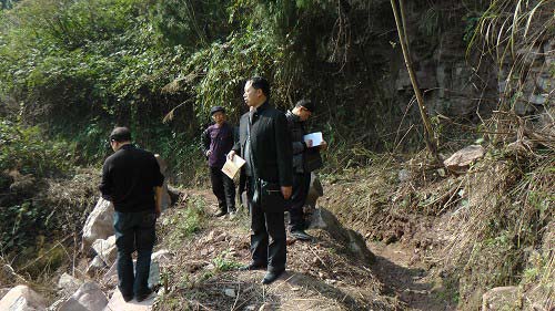 驻村领导及干部在堰渠坍塌现场察看