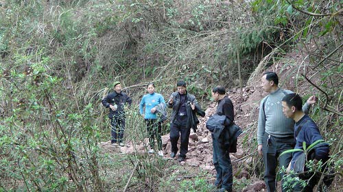 驻村领导及干部在堰渠坍塌现场商议解决方案