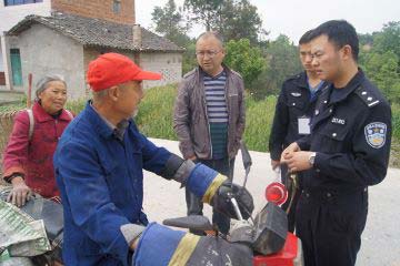 紫照乡与交警队联合行动，规范道路交通秩序