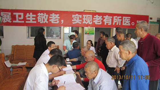 医务人员为老人们进行义诊及体检