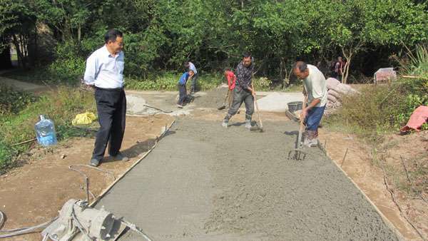 袁驿镇：村民自筹资修公路，助推效益农业发展