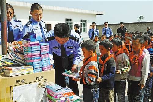回龙镇：民警为村小学布置“爱心图书角”
