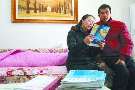 妻子正将医学刊物上的文字念给李继远听