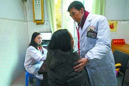 昨日，梁平县中医院，李继远医生正在听病人的心律。