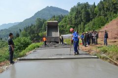 石安镇大力加强农村公路建设