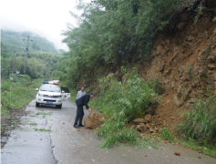 竹山镇：清除道路隐患，确保通行安全