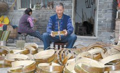 聚奎镇：村民贺顺富制作竹蒸笼 月收入可达1万多元