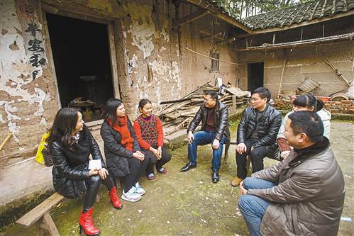 2月16日，梁平县和林镇蔡家村三组，镇干部看望孤儿大学生刘忠丽，并为她联系实习单位
