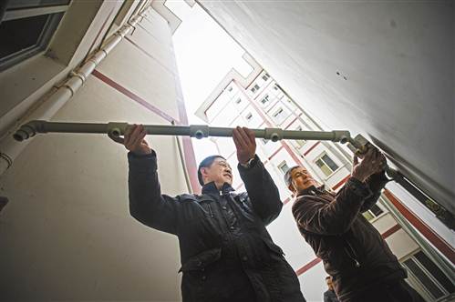2月16日，梁平县和林镇干部组织工人加紧安装镇廉租房的进户水表