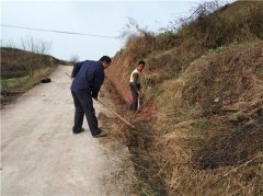 梁平：安胜镇村民自发清理水沟 保障道路出行安全