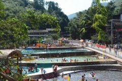 梁平“七彩池”开园 畅享山涧水清凉