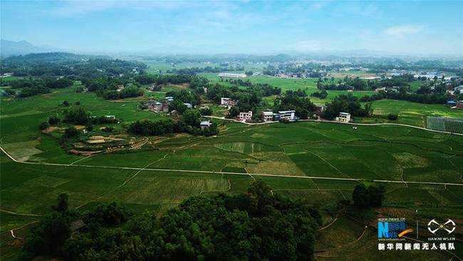 图为无人机航拍梁平区聚奎镇高碑村。