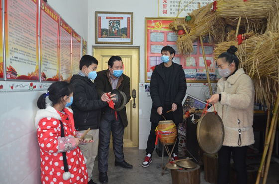 梁平癞子锣鼓传承人、全国优秀文化志愿者贺志灿（左三）正在教学。通讯员 谢清城 摄