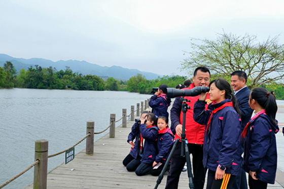 学生利用望远镜观察湖中栖息的水鸟。通讯员  石楚园  摄