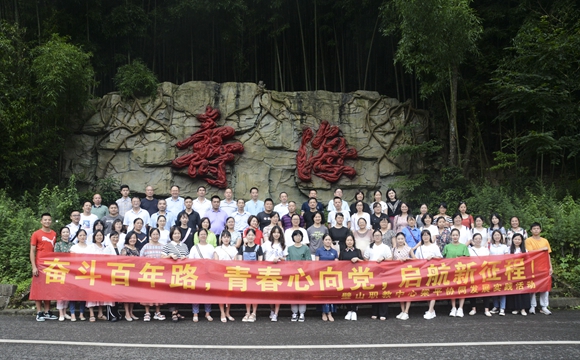 璧山游客在梁平寿海景点合影留念。梁平区文化和旅游发展委员会供图 华龙网发