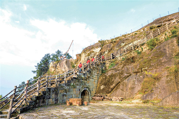 滑石古寨景区内，游客在沿着石阶攀登而上。