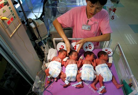 41岁高龄产妇昨日在深圳生下四胞胎(组图)