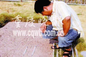 紧盯老天爷 气象观测员差点被雷击(图)