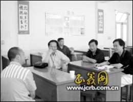 重庆市梁平：人民监督员在向服刑人员了解情况