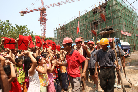 礼让镇学生到建筑工地感谢建筑工人