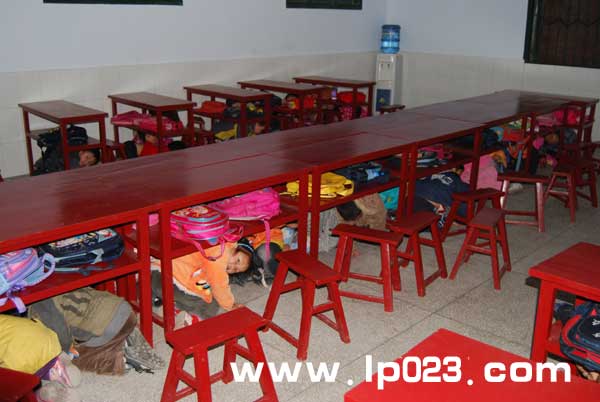 4月14,15日,梁平县西苑小学举行了幼儿班学生地震,消防逃生应急疏散