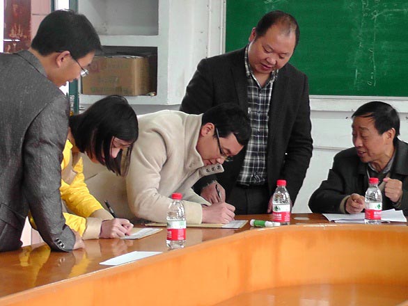 教师代表在测评表密封袋上签字