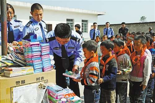 回龙镇：民警为村小学布置“爱心图书角”