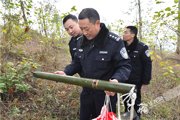 4经现场调查，民警发现这是一枚未爆炸的增雨防雹炮弹，仍然存在安全隐患。长寿区公安局供图 华龙网发.jpg